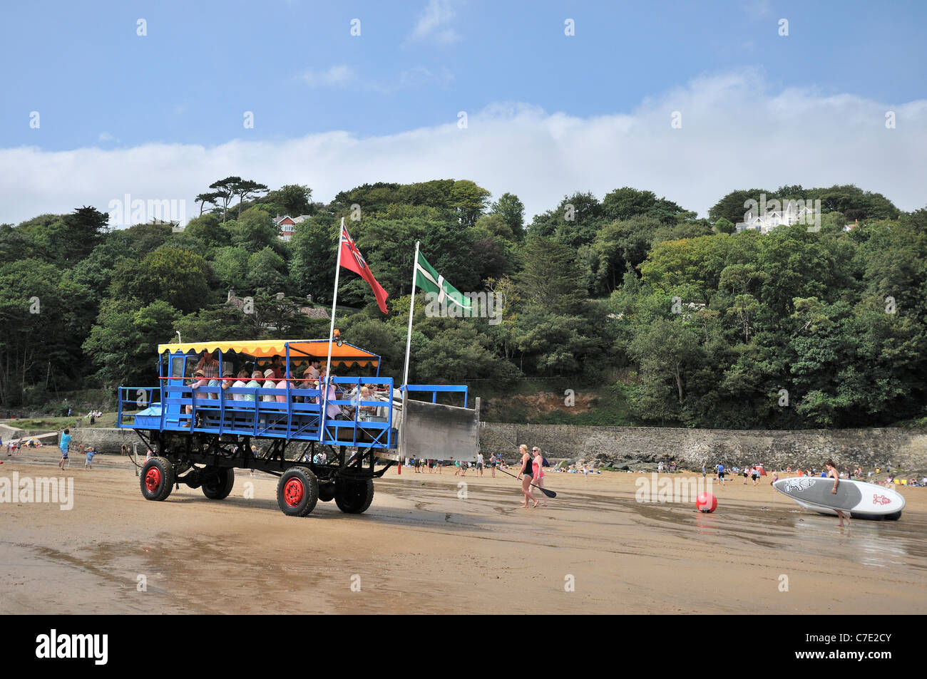 South Sands Ferry 'SEA Tractor' bringt die Menschen von ihrem Fährschiff, Salcombe, Devon, England, an die Küste am South Sands Beach Stockfoto