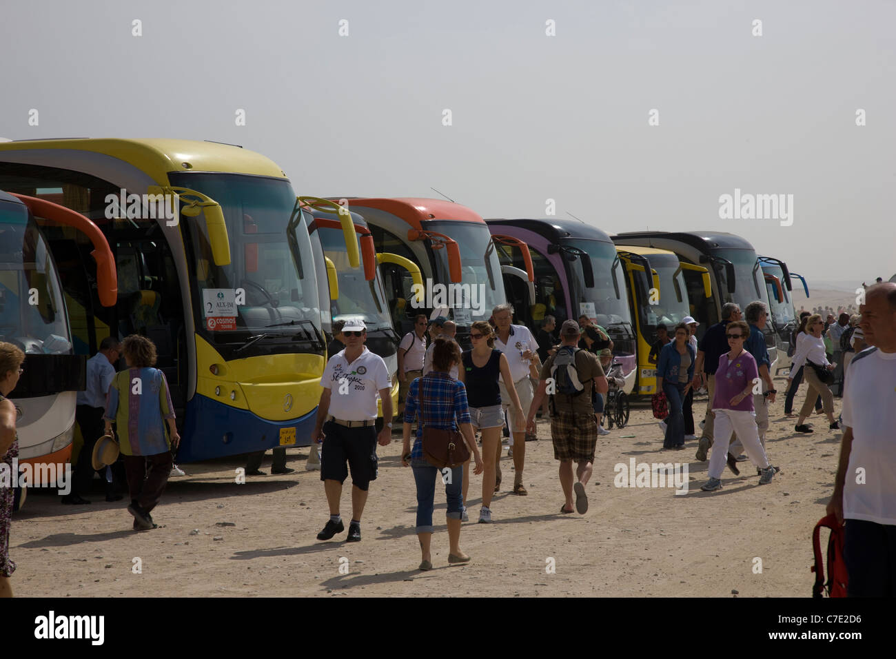 Überfüllten Parkplatz bei den Pyramiden von Gisa Stockfoto