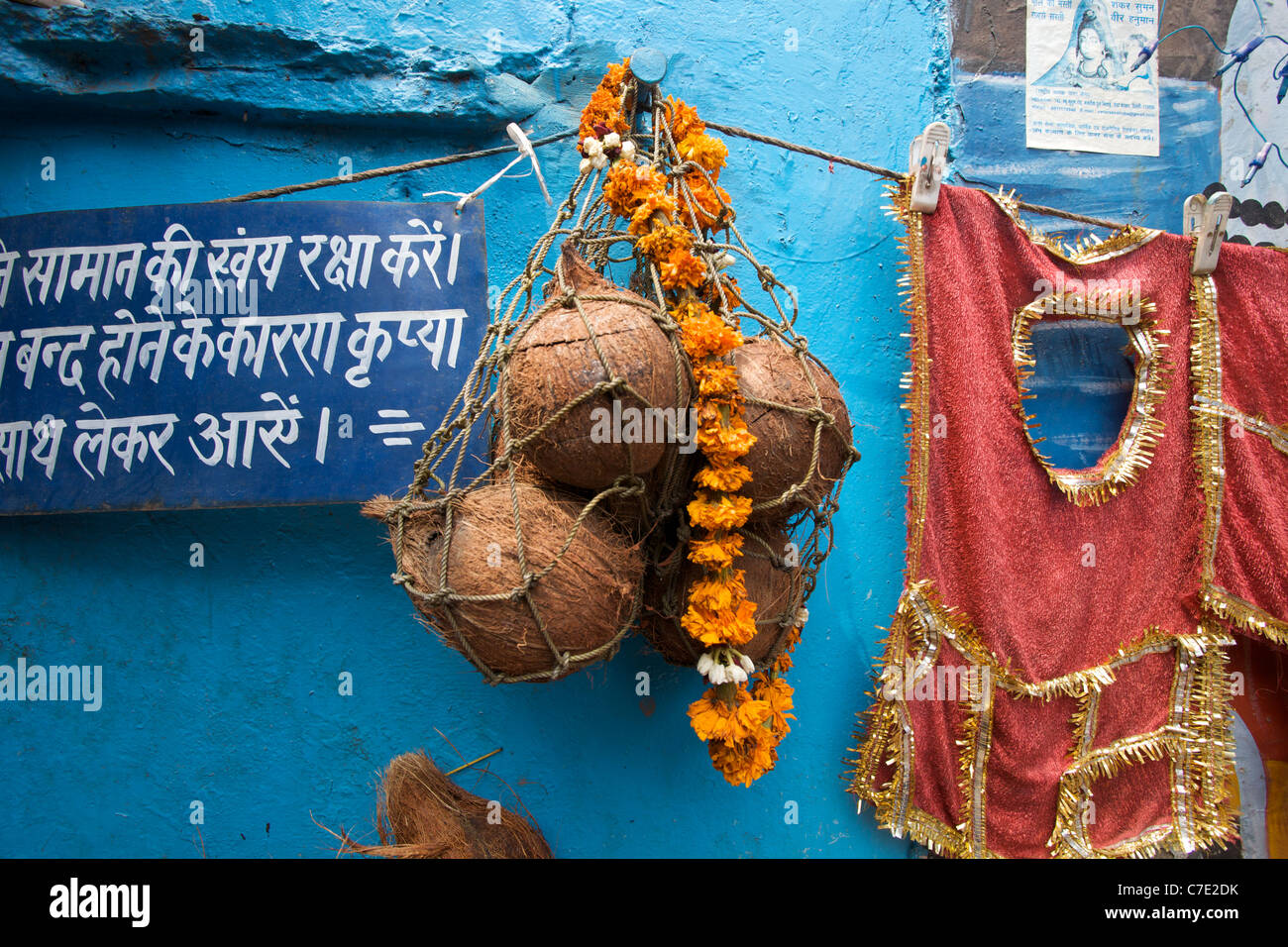 Hindu-Angebote Links außerhalb eines Tempels in Delhi, Indien Stockfoto