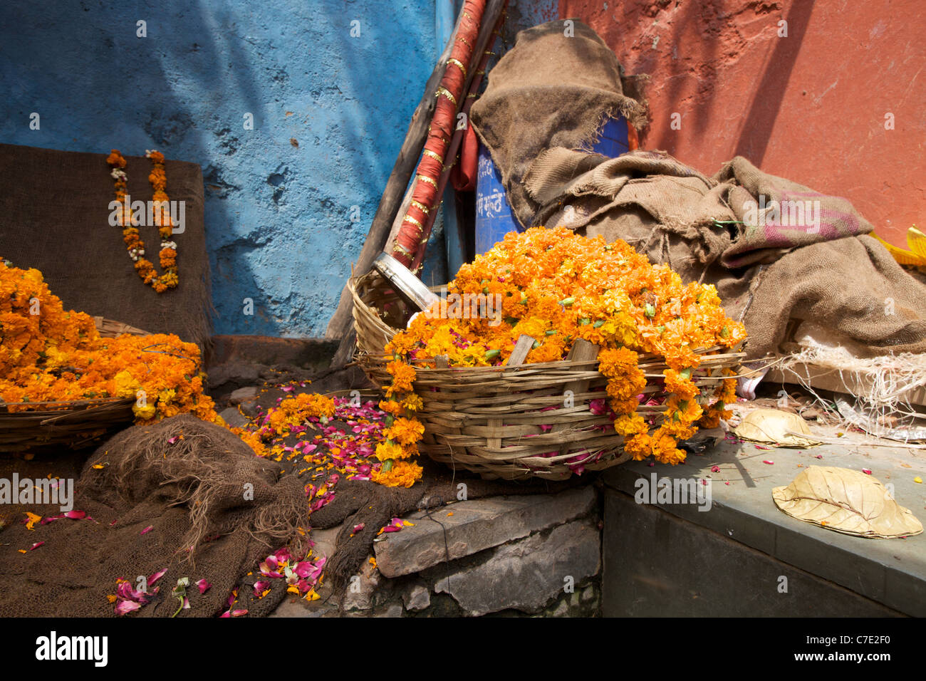 Hindu-Angebote in einem Korb Links außerhalb eines Tempels in Alt-Delhi, Indien Stockfoto