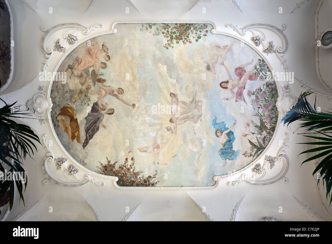 Art-Deco-Decke des "Grand Café" in Moulins (Frankreich).  Le Reliefen Art Déco du "Grand Café" de Moulins (Frankreich). Stockfoto