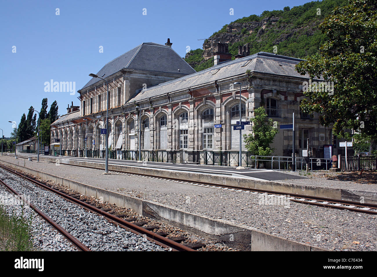 Lexos, SW Frankreich verlassen fast Bahnhof Stockfoto