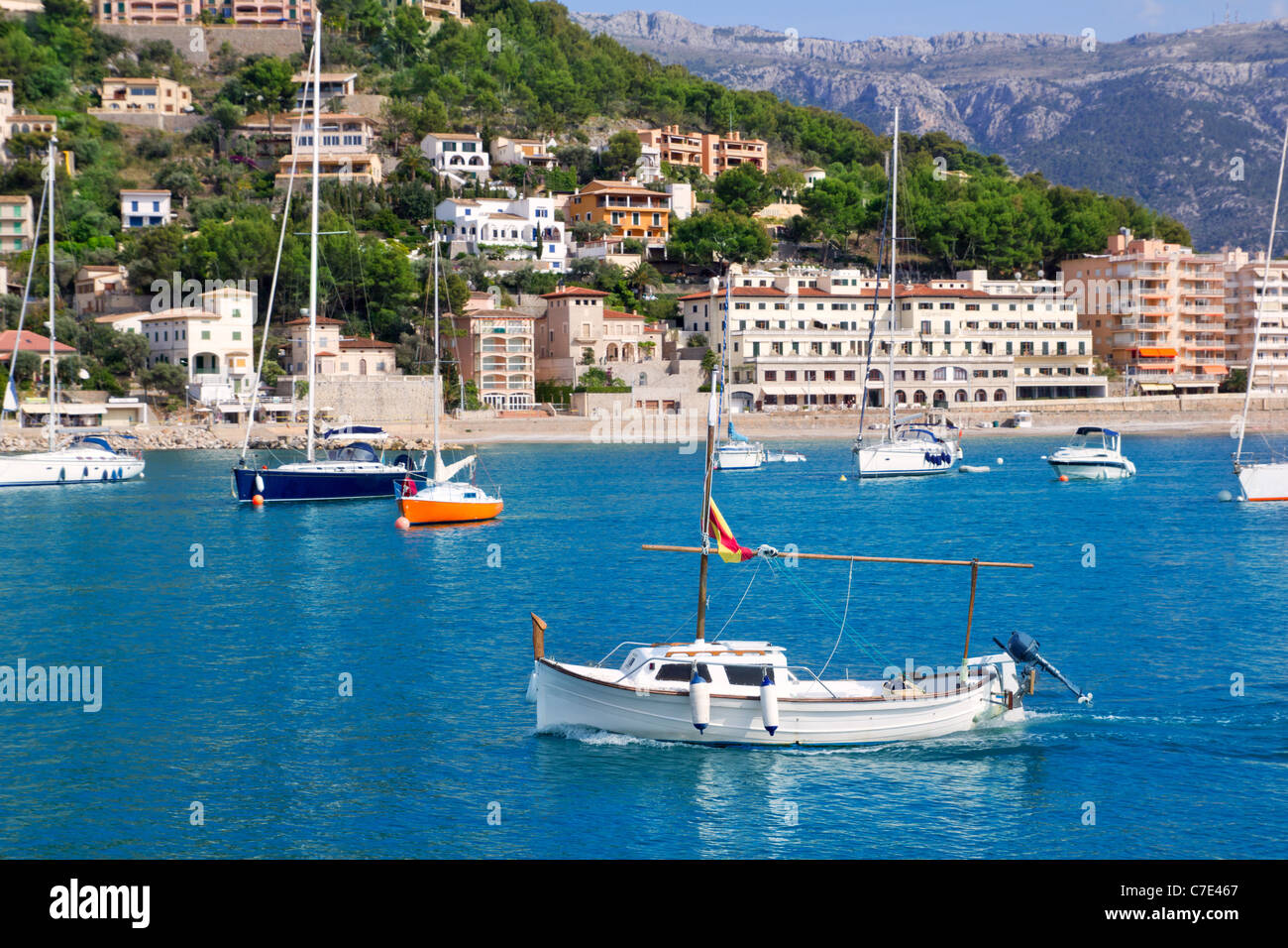 Port Soller auf Mallorca mit Tramontana Gebirge auf Hintergrund in Spanien Stockfoto