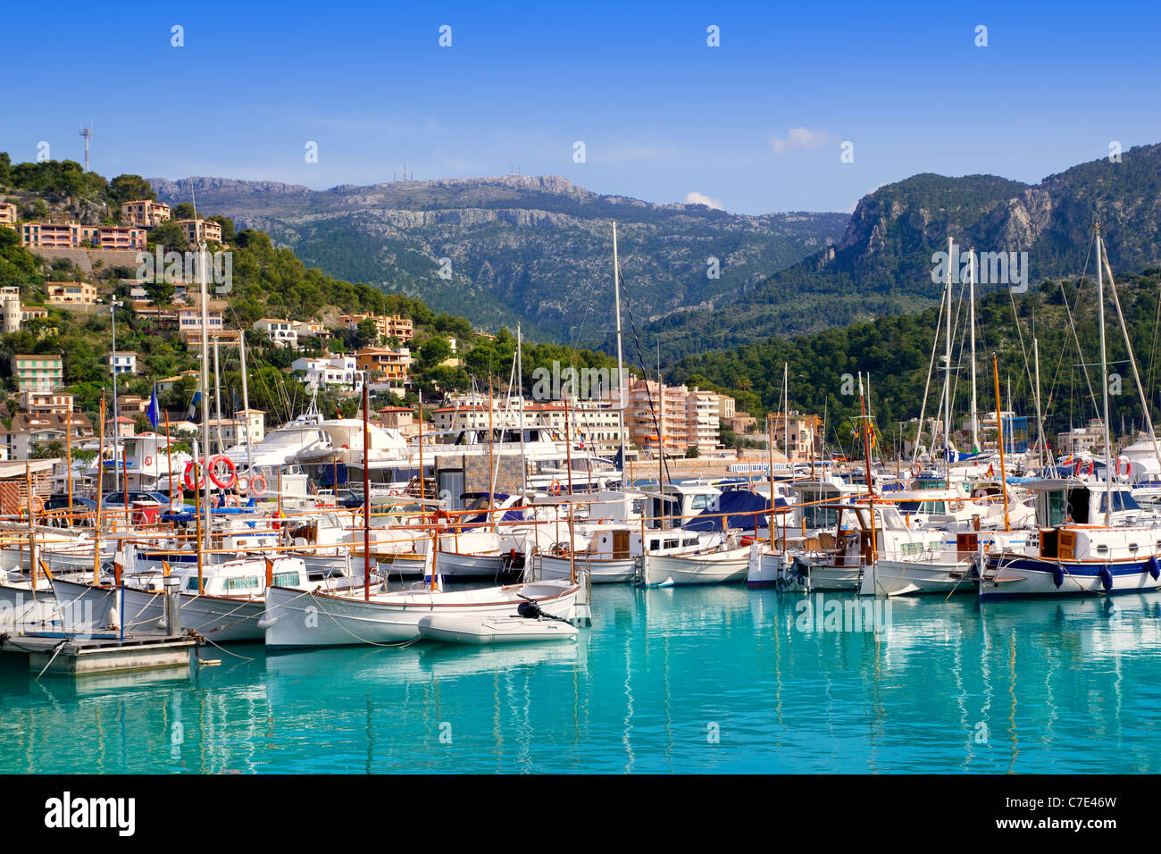 Port de Soller-Ansicht mit Tramontana Gebirge auf der Insel Mallorca in Spanien Stockfoto