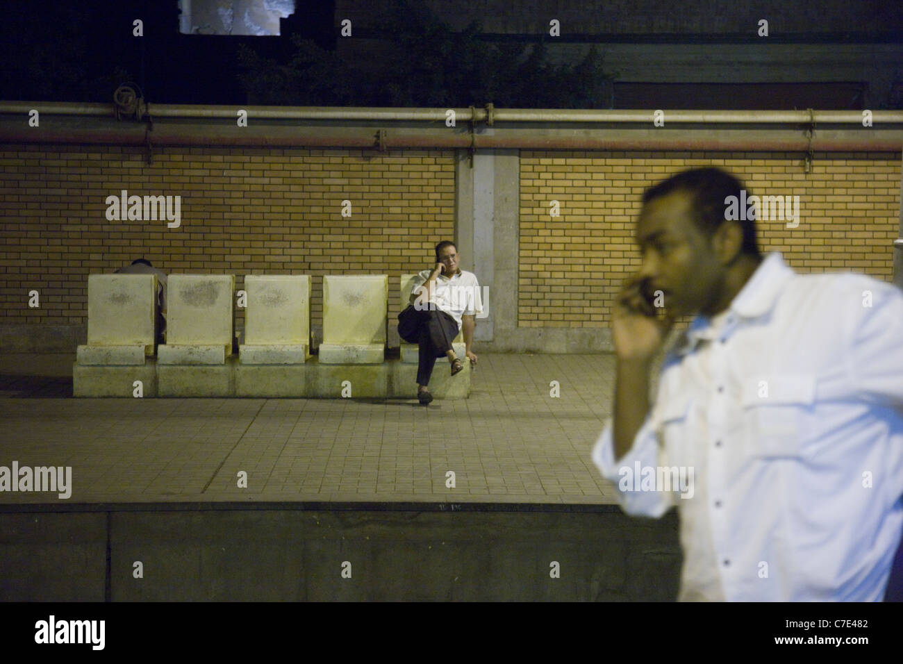Mobile Telefon rufen Sie über die Plattformen am Bahnhof von Cairo Stockfoto