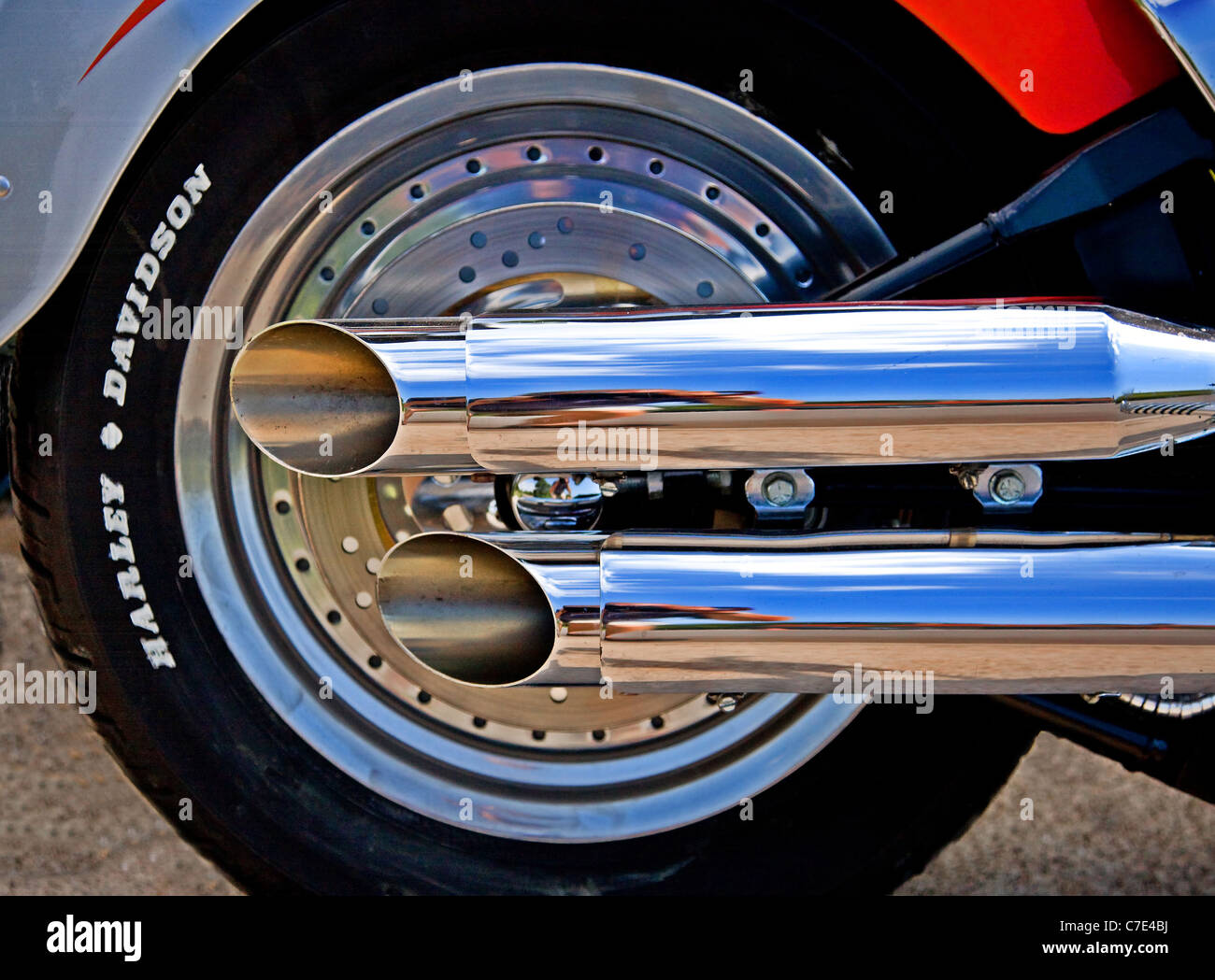 Hinterrad und glänzenden Abgasleitungen von einer makellosen Harley Davidson Motorrad Stockfoto