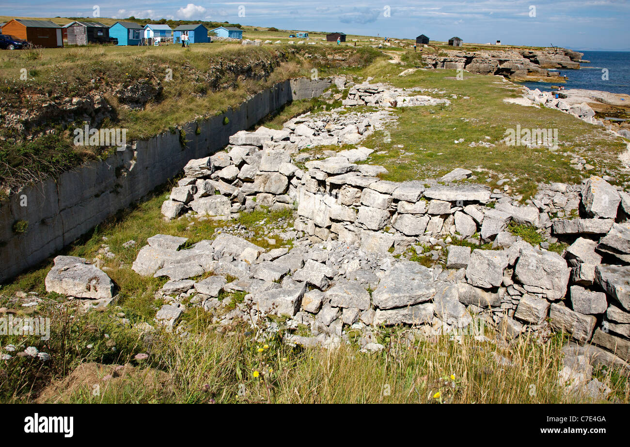 Kleinen stillgelegten Kalksteinbruch direkt hinter den Klippen bei Portland Bill in Dorset UK Stockfoto