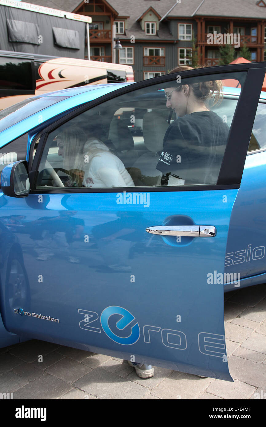 Nissan Leaf Elektroauto vorne Fahrertür offen Stockfoto