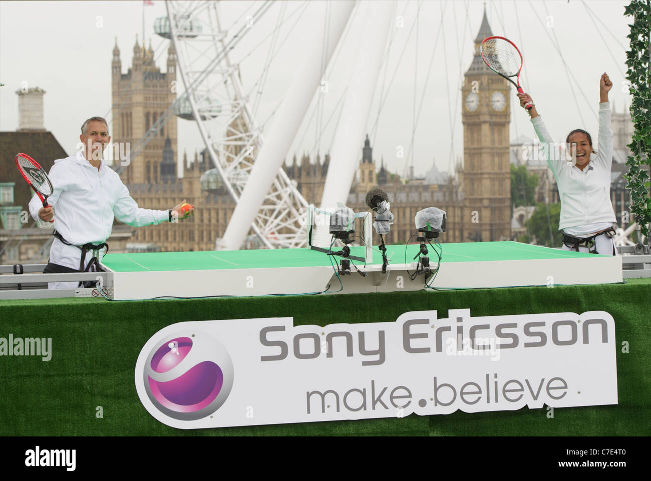 Gary Lineker fordert Xperia Hot Shot Heather Watson zu einer Partie Tennis Sony Ericsson im Himmel auf einem eigens dafür errichteten Stockfoto