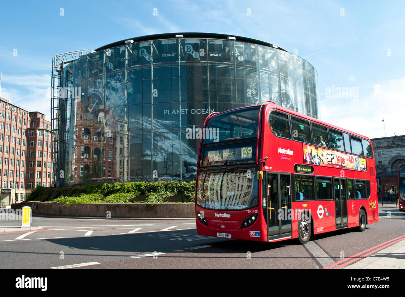 BFI IMAX Kino und roten Bus in Richtung West Hampsted, London, England, Vereinigtes Königreich Stockfoto