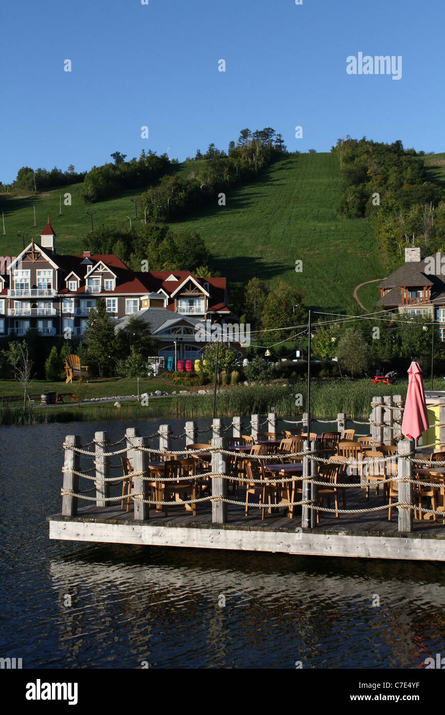 Restaurant Terrasse Wasser Teich Urlaub Ferienhaus Berg malerischen blauen Himmel Stockfoto