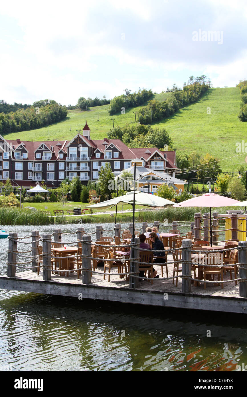 Restaurant Terrasse im freien Wasser Teich grüne Gebirge Stockfoto