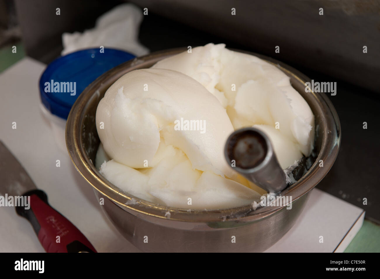 Wanne mit Schmalz - Verfahren zur Herstellung von ausgetretenen Kekse Stockfoto