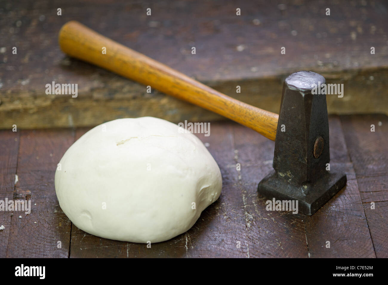 Hammer und Teigkugel verwendet bei der Herstellung von ausgetretenen Kekse Stockfoto