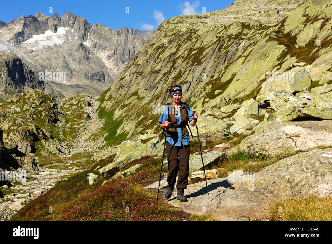 Frau, Wandern im Tal Baechlital, Mt Baechlistock hinter Grimsel Region, Berner Oberland, Schweiz Stockfoto