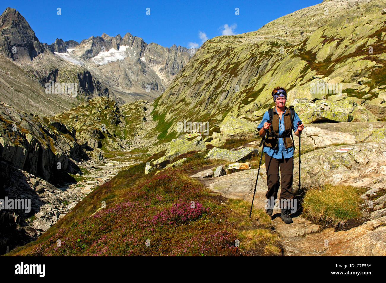 Frau, Wandern im Tal Baechlital, Mt Baechlistock hinter Grimsel Region, Berner Oberland, Schweiz Stockfoto