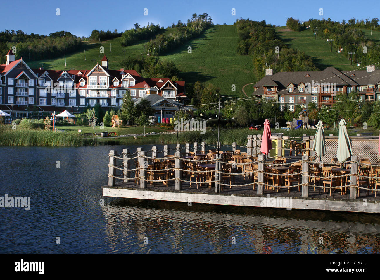 Restaurant Terrasse Wasser Teich Urlaub Ferienhaus Berg malerischen blauen Himmel Stockfoto