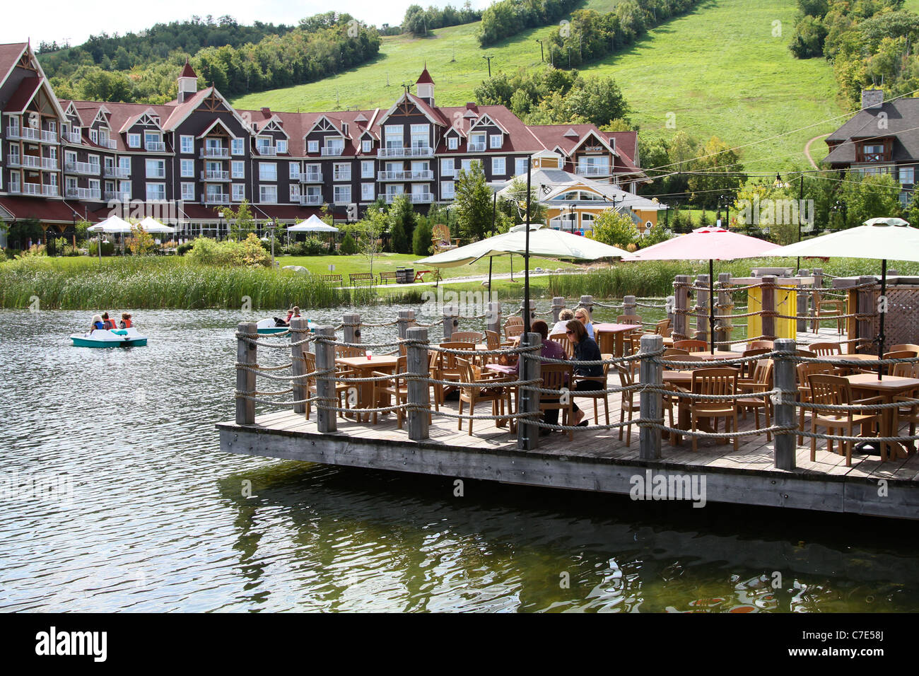 Restaurant Terrasse im freien Wasser Teich malerischen Sommer Stockfoto