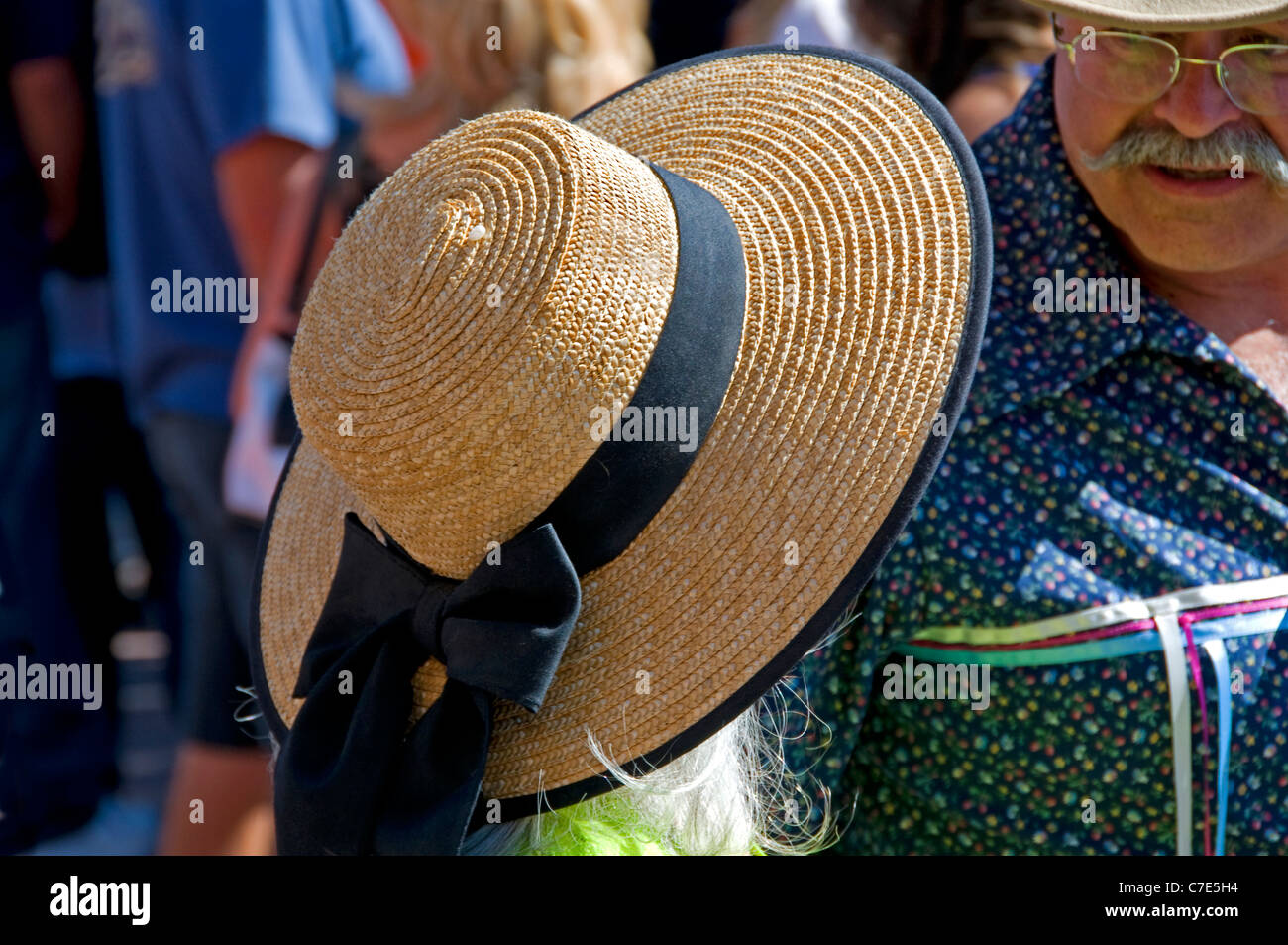 Frau trägt einzigartige Mode Hut Stockfoto