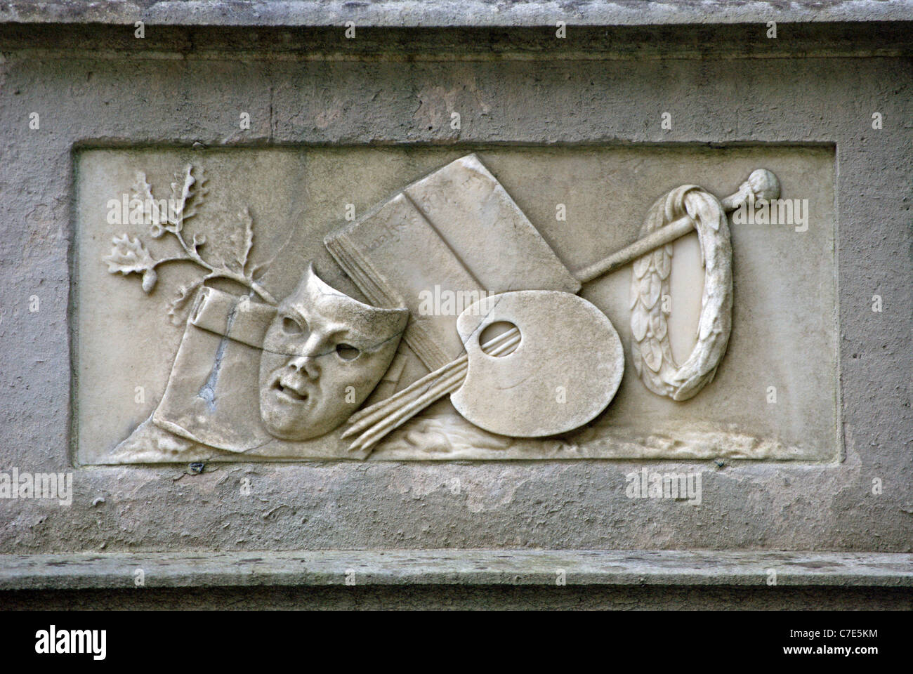 symbolischen Figuren auf dem Grab des Künstlers und Satiriker William Hogarth, St.-Nikolaus-Kirche, Chiswick, London, England Stockfoto