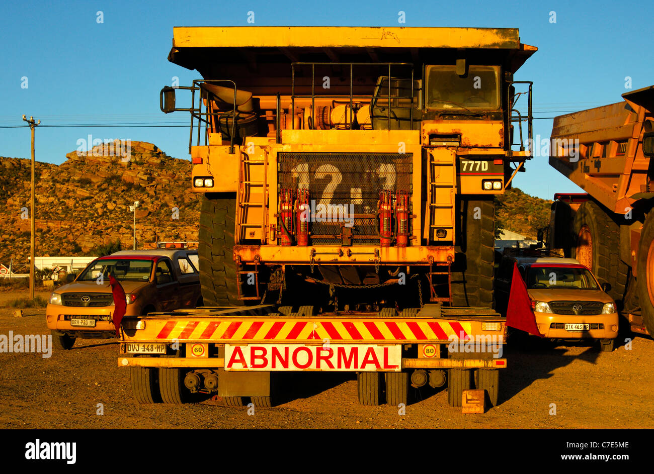 Sondertransport einer Raupe 777D ab Autobahnausfahrt LKW für Diamant Bergbau, Springbock, Namaqualand, Südafrika Stockfoto