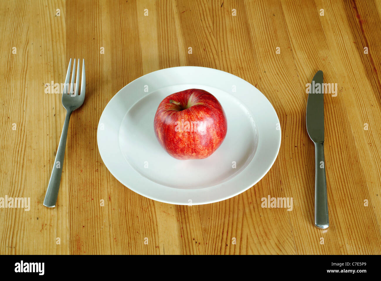 Apfel auf einer Platte Stockfoto