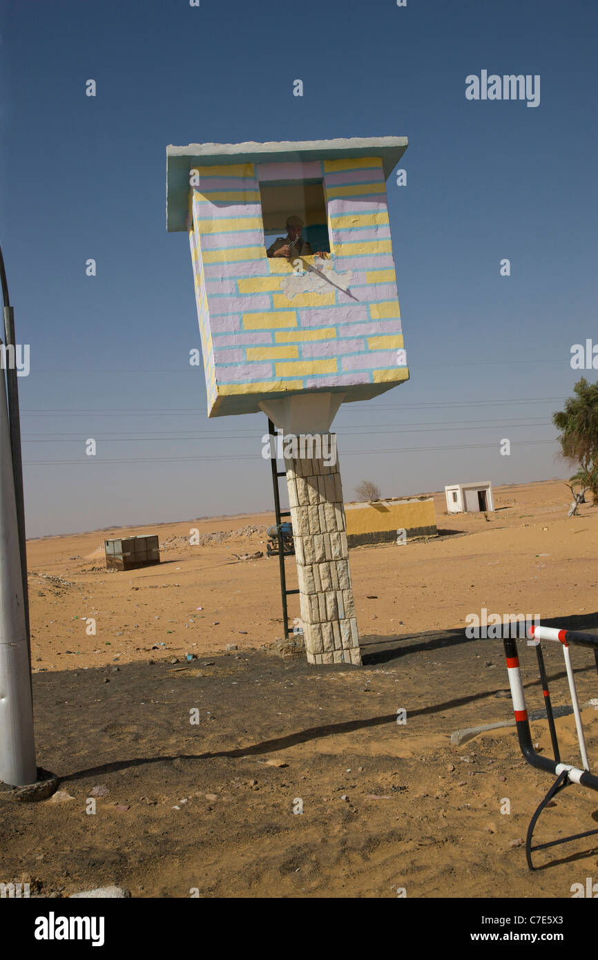 Schützen Sie im Wachturm mit automatischen Waffe stossen durch Fenster, Ägypten Stockfoto