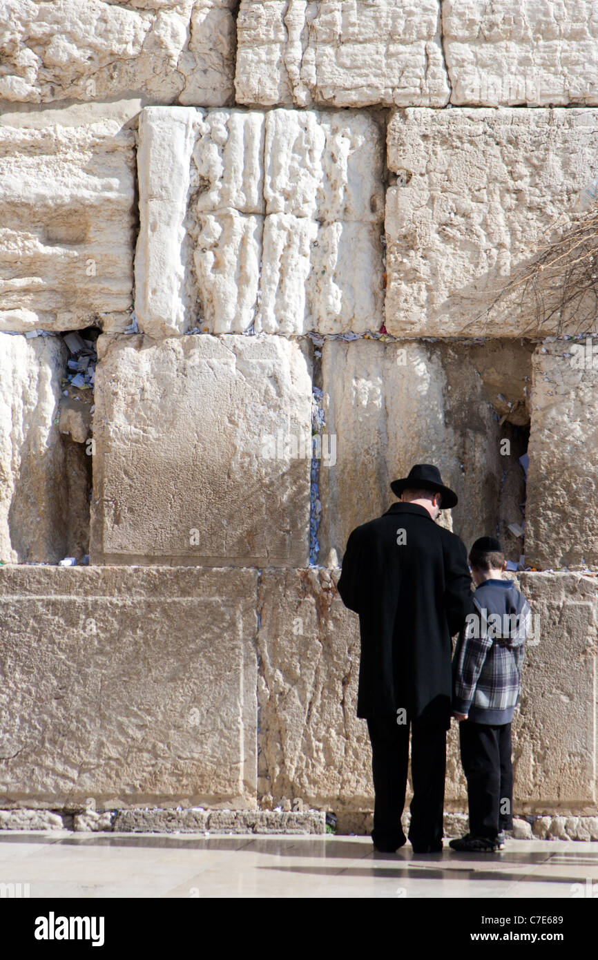 Jüdischen Vater und Sohn betet an der Klagemauer in Jerusalem, Israel Stockfoto