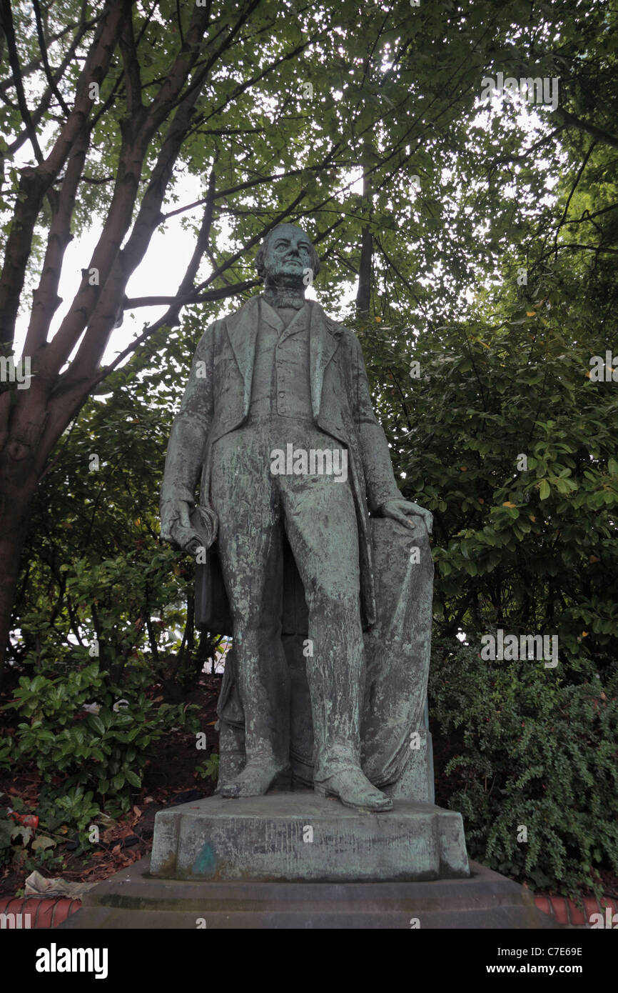 Statue von Joseph Brotherton (Bildhauer Matthew Noble), neben dem Fluss Irwell, Manchester, UK. Stockfoto