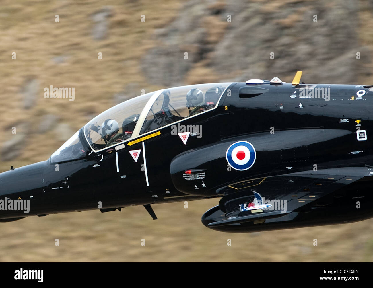 Eine Hawk T2 von RAF Valley niedrig fliegen in Nord-Wales (LFA7) bekannt als die Mack-Schleife Stockfoto