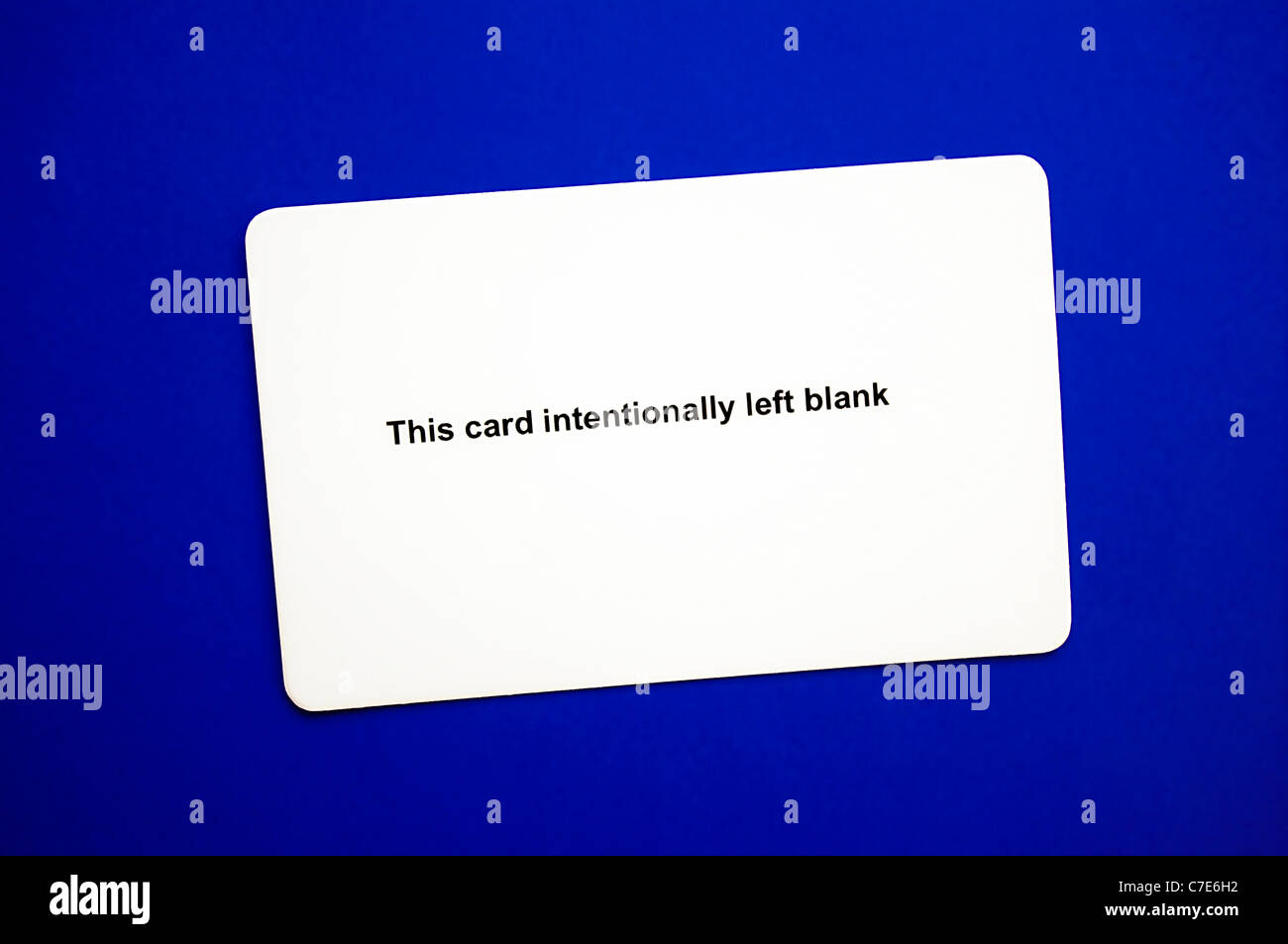 Leere weiße Kunststoff, Geschäft, Kredit- oder ID-Karte mit ironisches Statement "Diese Karte wurde absichtlich leer gelassen" drauf. Stockfoto