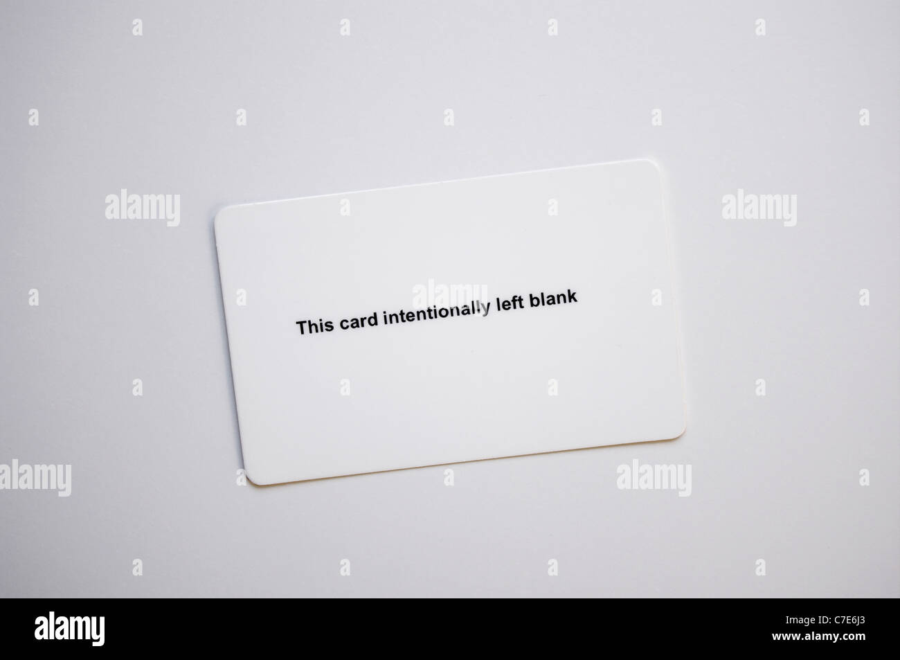 Leere weiße Kunststoff, Geschäft, Kredit- oder ID-Karte mit ironisches Statement "Diese Karte wurde absichtlich leer gelassen" drauf. Stockfoto