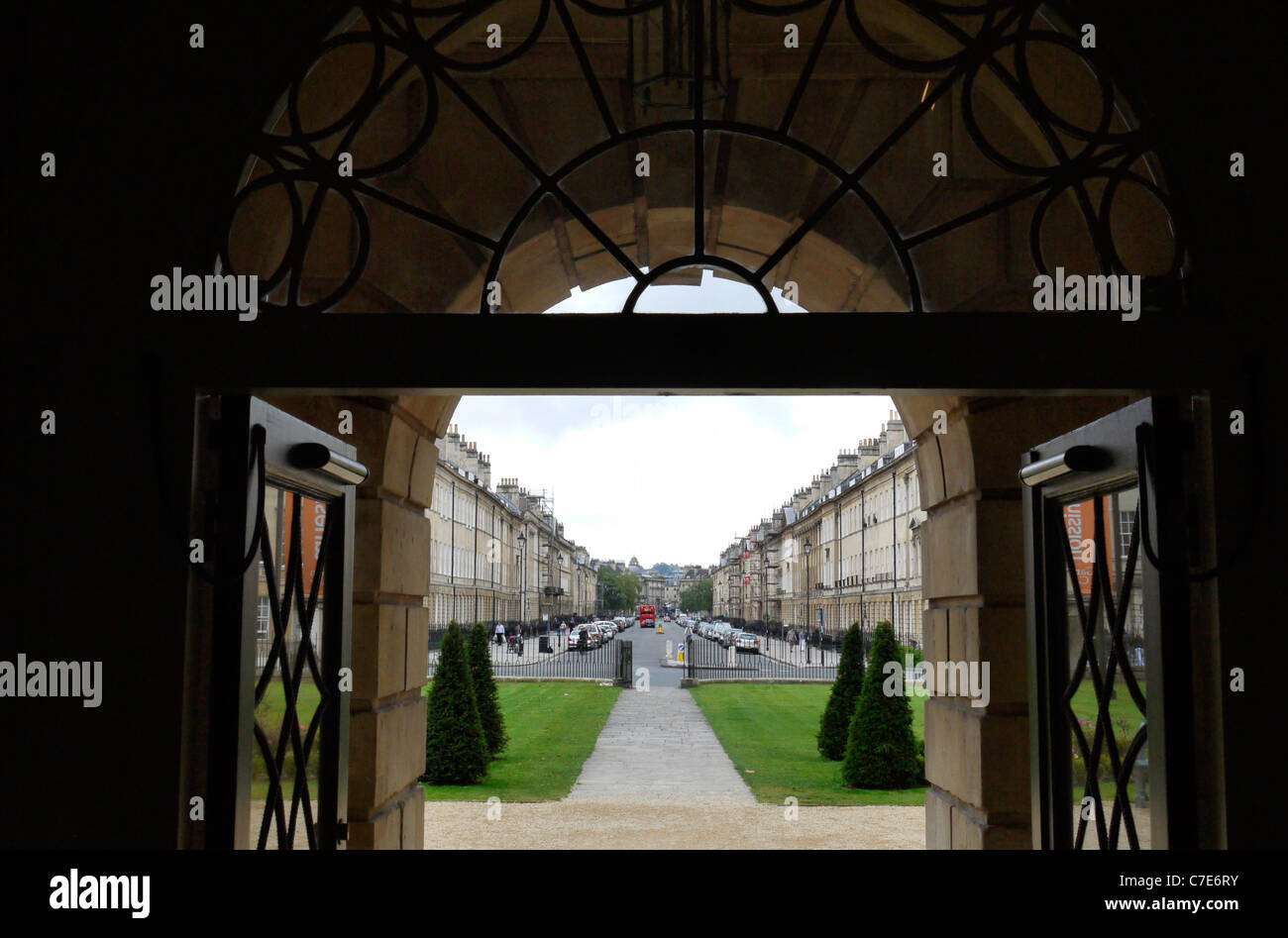 Ein Blick auf Great Pulteney Street in Richtung Pulteney Bridge aus dem Holburne Museum für Kunst, Badewanne, Somerset, Vereinigtes Königreich Stockfoto