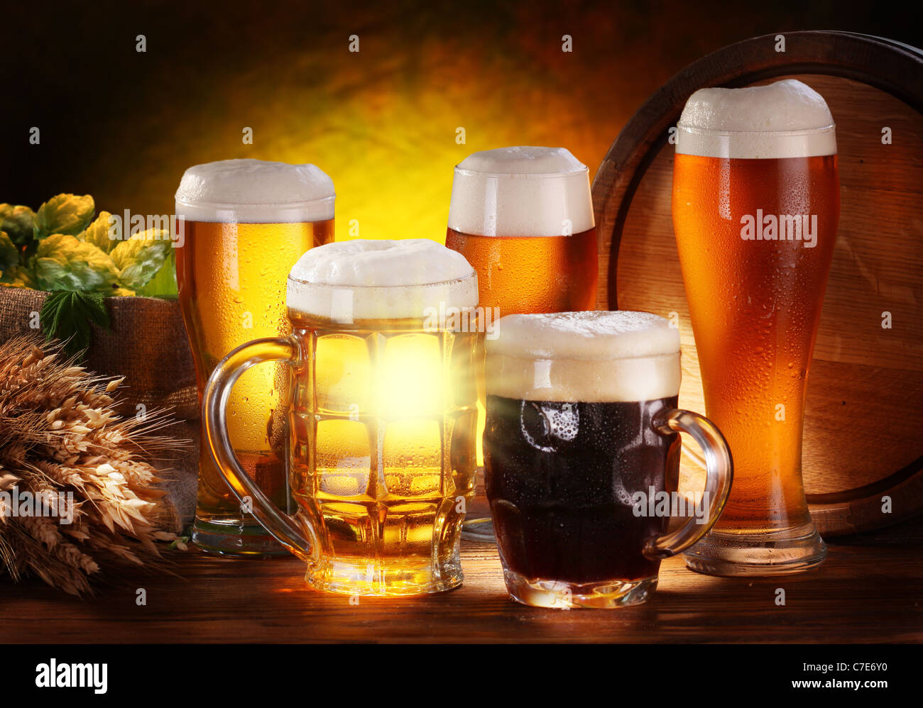 Stillleben mit einem Fass Bier und Bier vom Fass im Glas. Stockfoto
