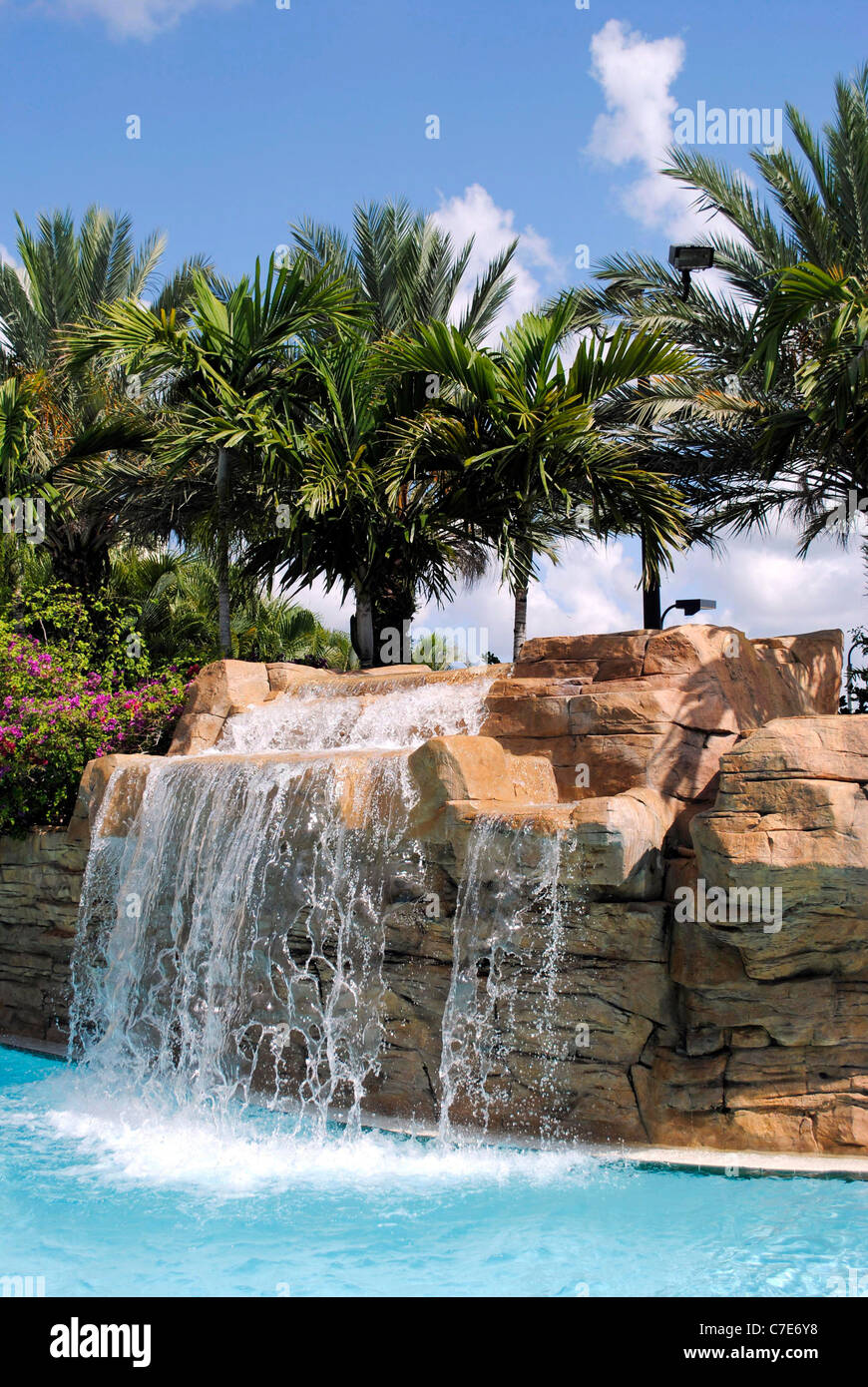 Feriendorf Wasserfall Stockfoto
