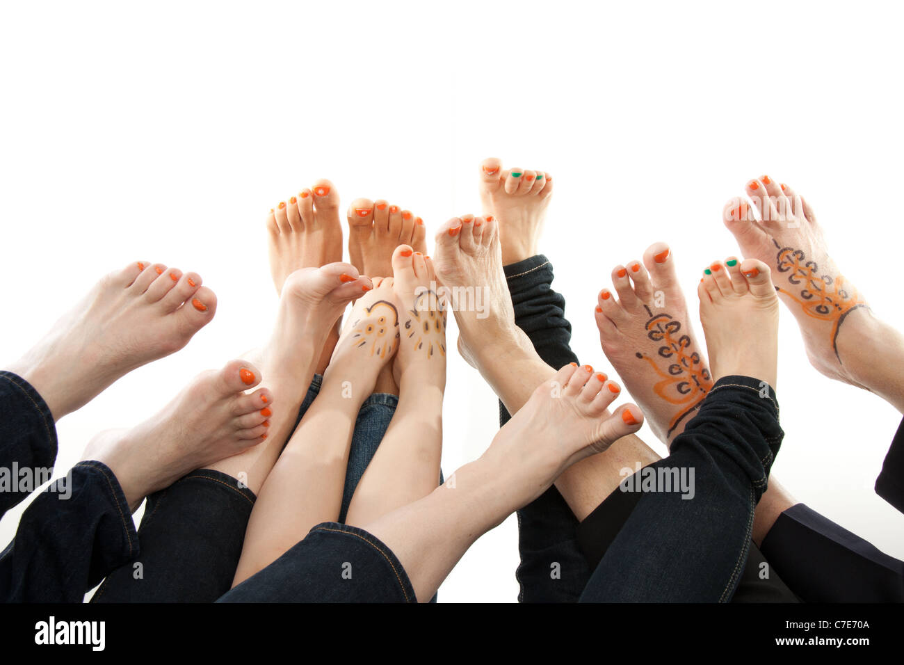 Gruppe von Personen mit nackten Füßen in der Luft Stockfoto