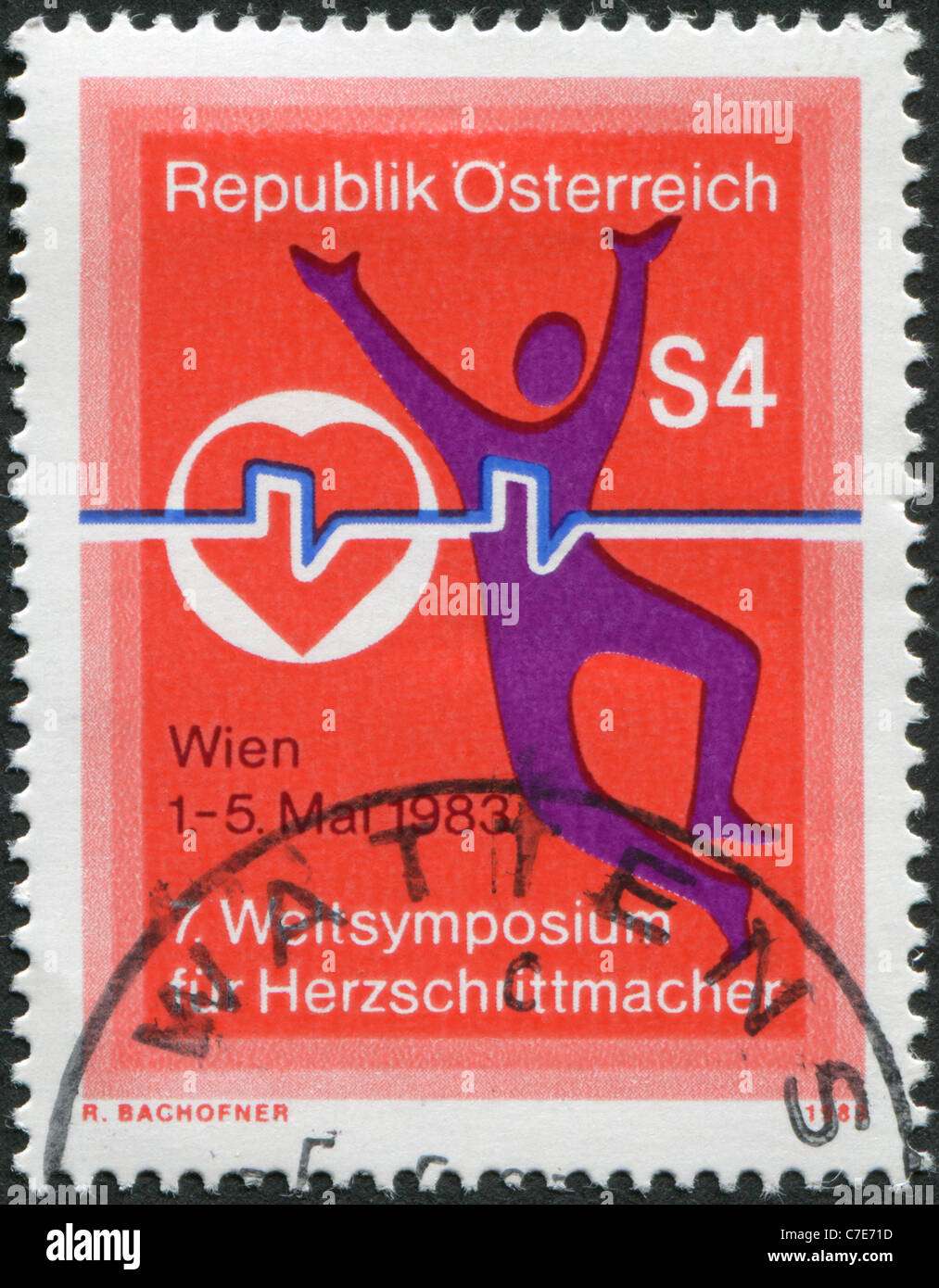 Österreich - 1983: Eine Briefmarke gedruckt in Österreich, 7. Weltsymposium Herzschrittmacher gewidmet zeigt das Emblem Stockfoto