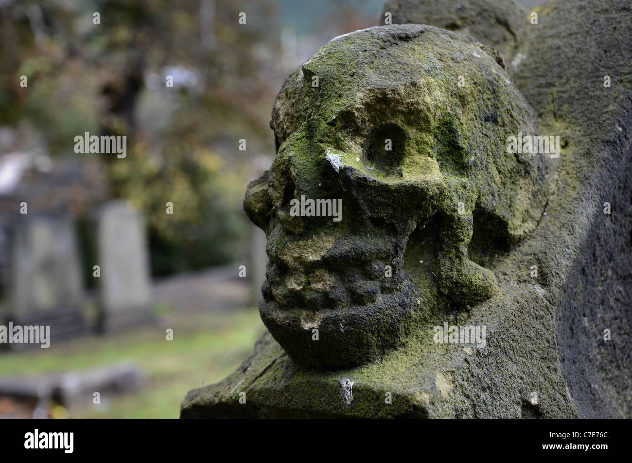 Ein verwitterter Schädel Schnitzen auf einem Grabstein in neue Calton Burial Ground, Edinburgh, Schottland. Stockfoto