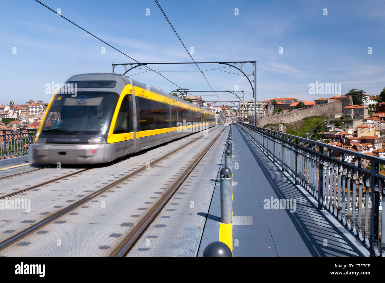 Nahverkehrszug in Bewegung, überqueren die Ponte Dom Luis, Brücke in Porto Stockfoto