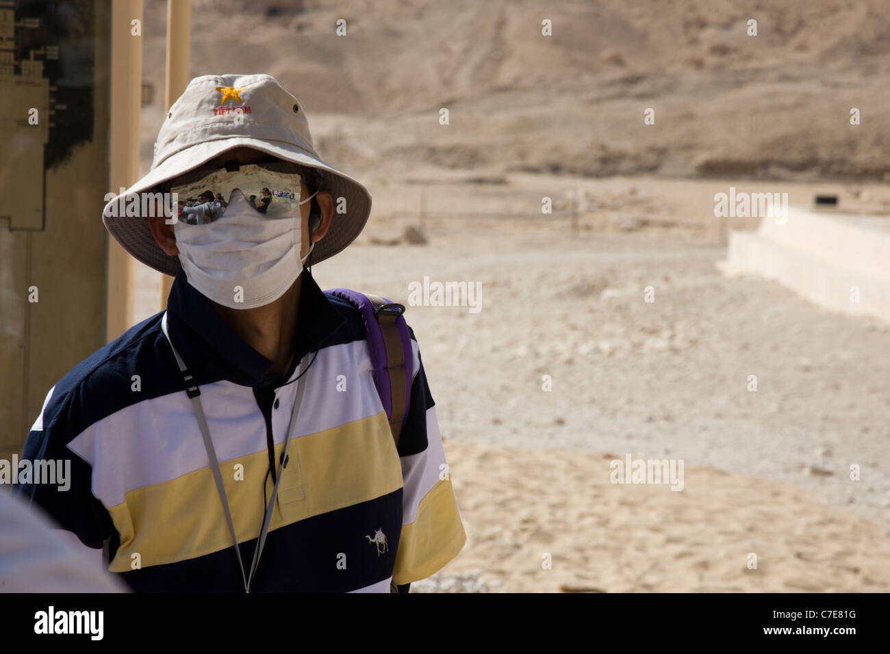 Ein japanischer Tourist mit Gesichtsmaske am Tempel der Hatschepsut, Luxor, Ägypten Stockfoto