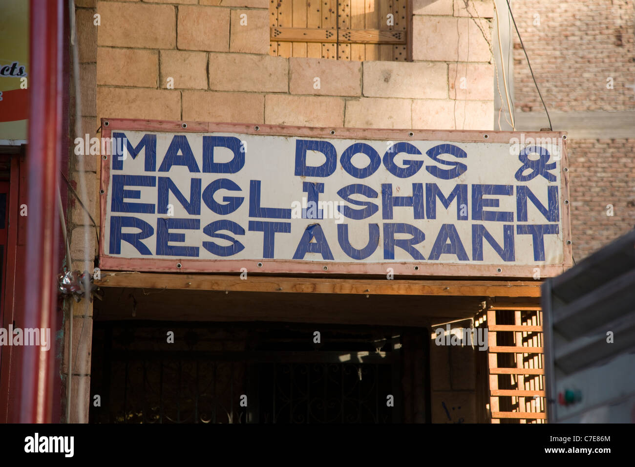 Mad Dogs & Engländer Restaurant Schild, Luxor, Ägypten Stockfoto