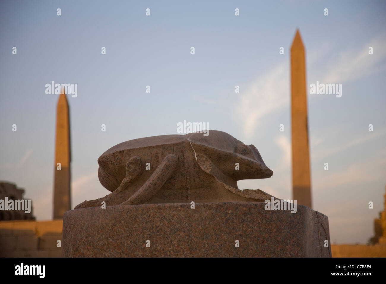 Der Skarabäus-Käfer und zwei Obelisken in Karnak Tempel, Luxor Stockfoto