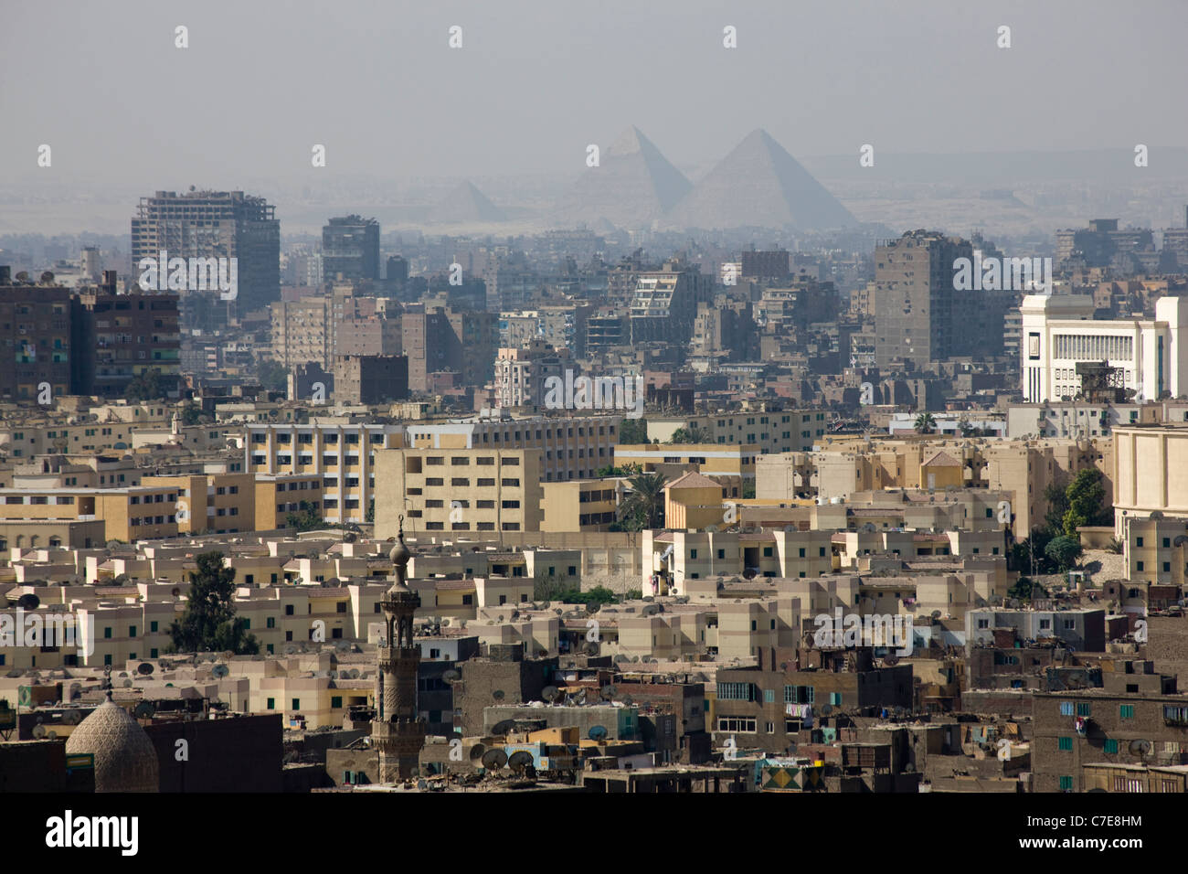 Panoramablick über die Stadt Kairo mit den Pyramiden von Gisa in der Ferne Stockfoto