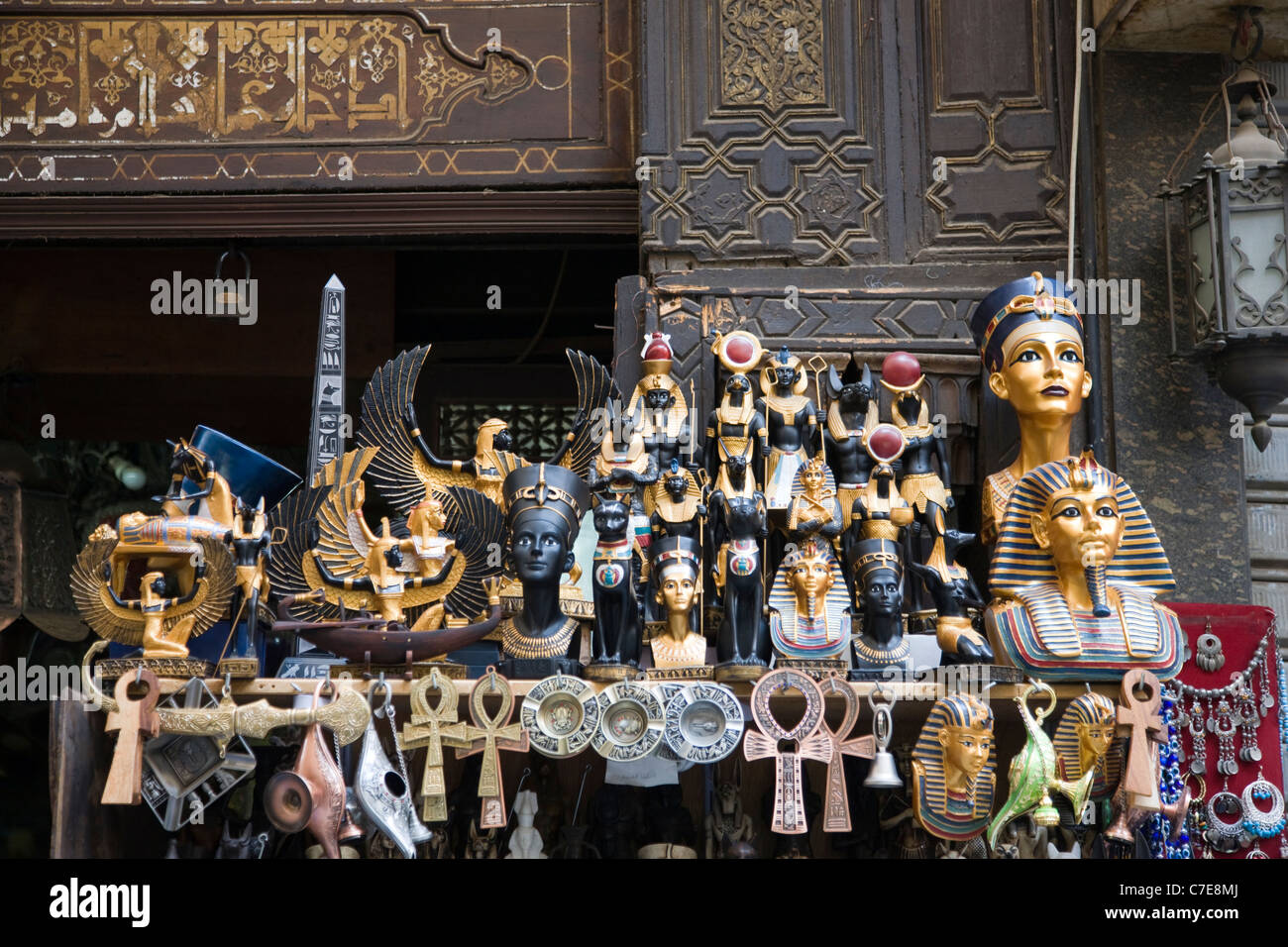 Schmuck und Souvenirs außerhalb ein Souvenirladen, Kairo, Ägypten Stockfoto