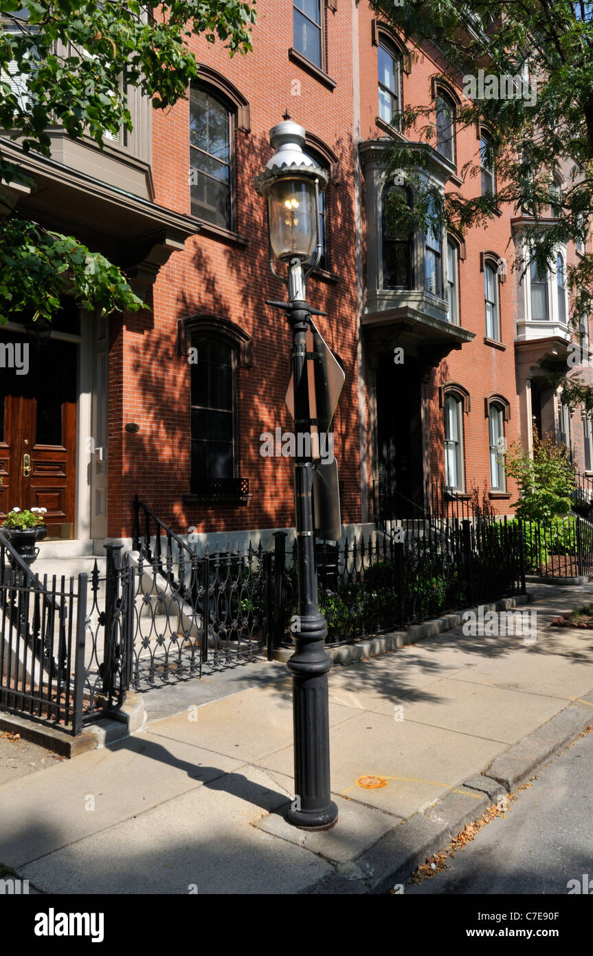 Brownstones auf Charlestown Straße, Teil der Stadt von Boston Massachusetts USA an einem Sommertag. Stockfoto