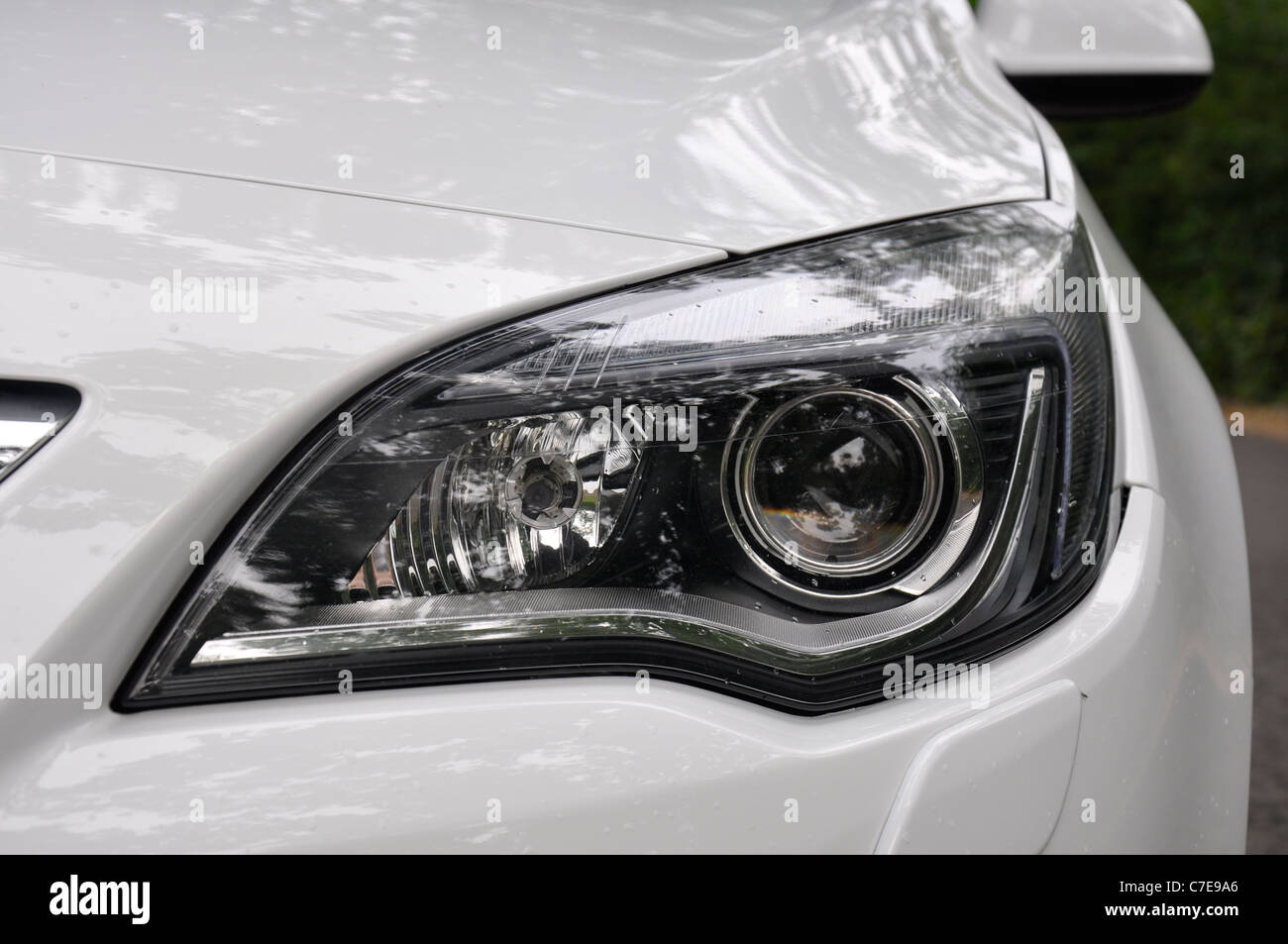 Opel Astra IV 1.4 Turbo - meine 2009 - weiss - Deutsche Kleinwagen, C-Segment - vordere Reflektor, vordere Lampe, Stirnlampe Stockfoto