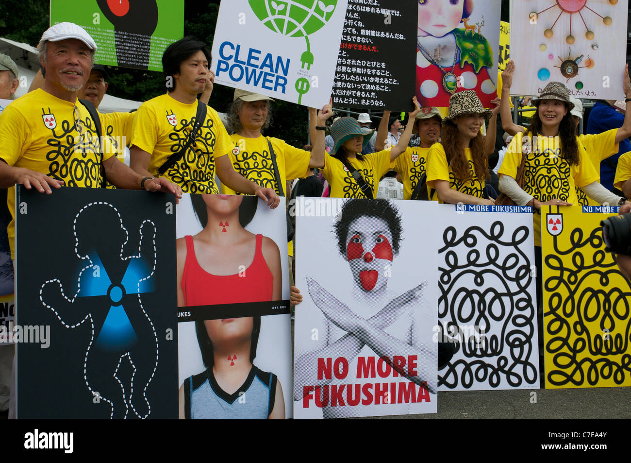 Anti-atomare-Demonstranten anzeigen Plakate bei der 'Sayonara Nukes' Rallye in Meiji Park statt. Stockfoto