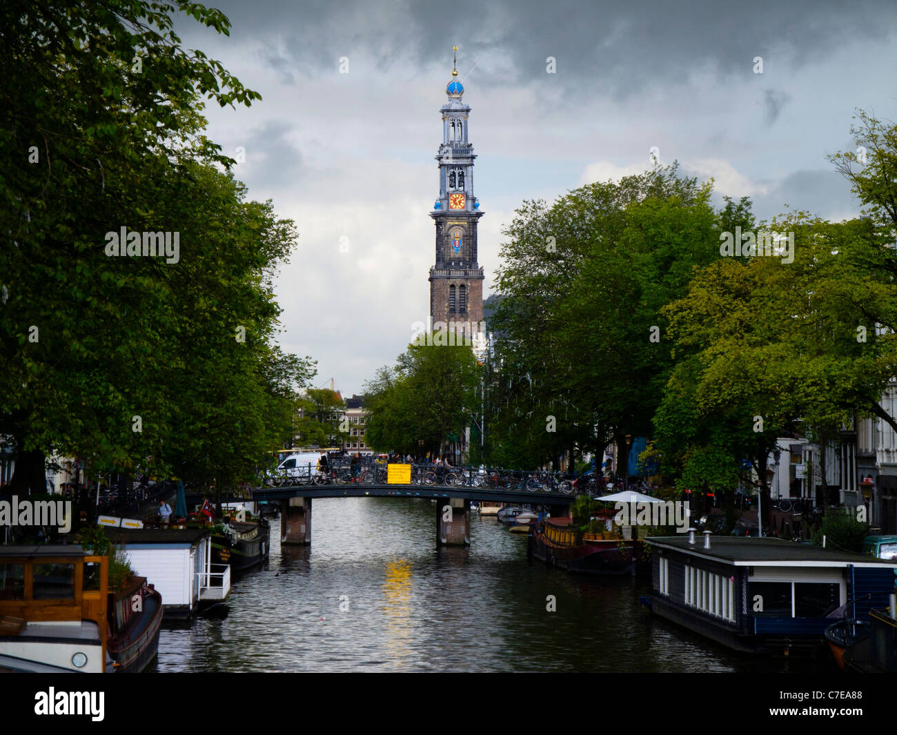 Westerkerk aus der Prinsengracht gesehen. Stockfoto