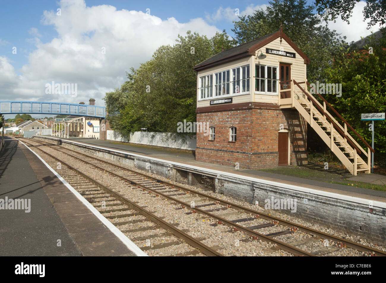 Llandrindod Wells alte Eisenbahn Bahnhof Stellwerk und Plattform. Stockfoto