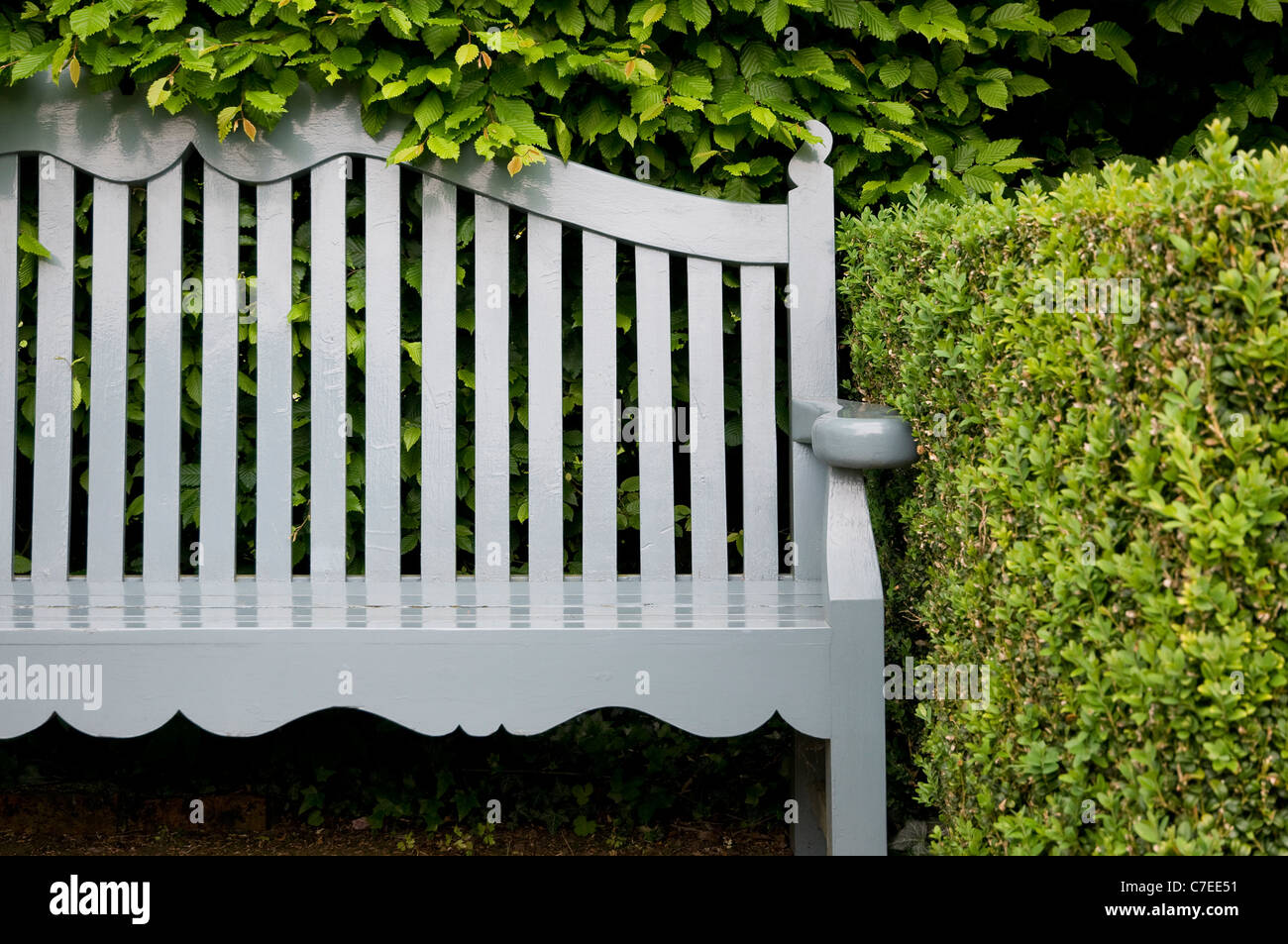grau lackiert, Gartenbank, Norfolk, england Stockfoto